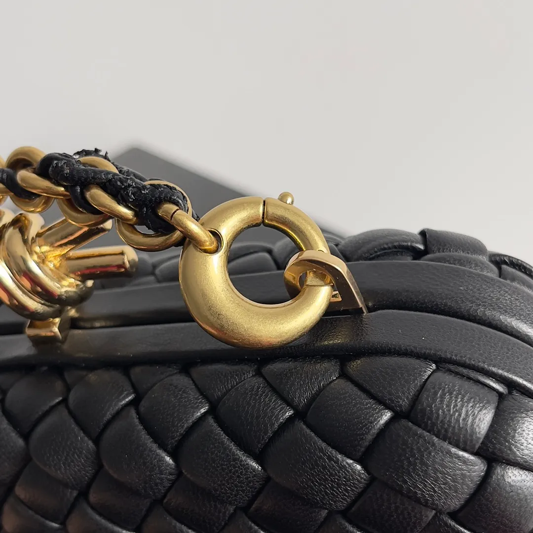 Batch 2260 BOTTEGA VENETA KNOT evening bag chain version for women is now on the market! Delicate and elegant, soft and powerful, this bag is definitely a representative of intellectual women. As an evergreen model of BV, the blessing of the chain is the icing on the cake. The classic weaving once again interprets the unique craftsmanship (the chain can be disassembled separately). Style number: 776662 Size: 19*11.5*5cm